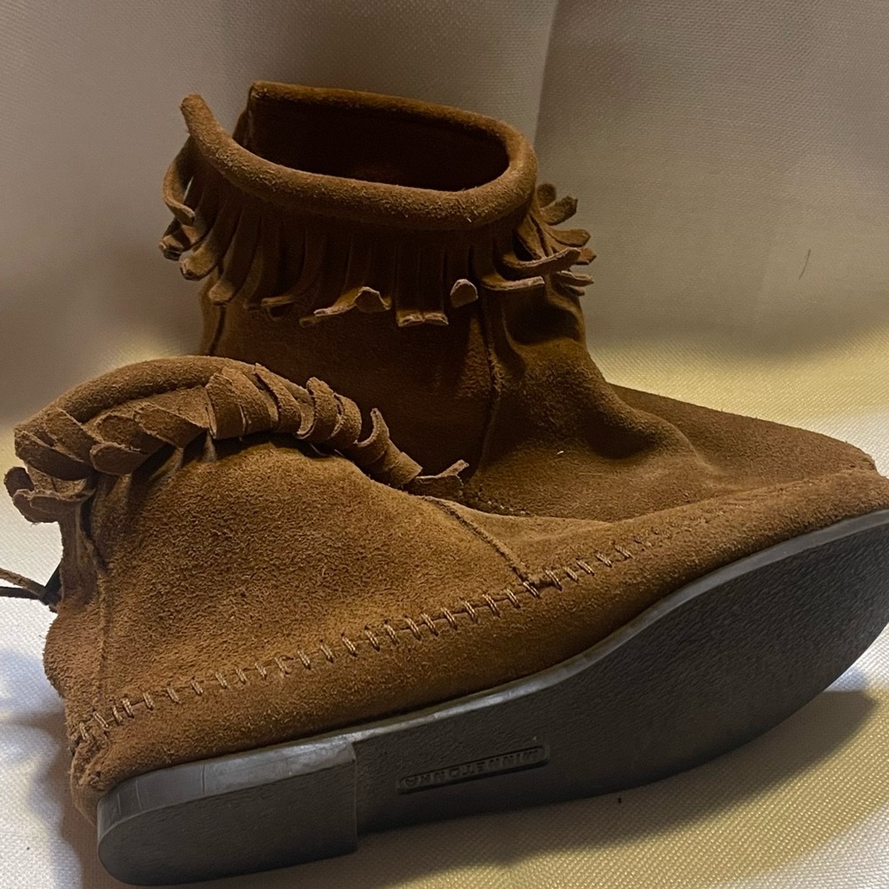 Minnetonka Tan Suede Fringe Boots moccasin women’s size 6 boho festival